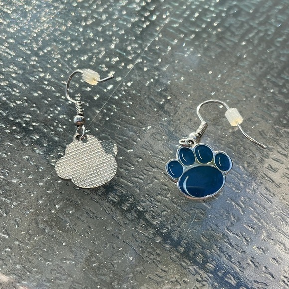 Penn State Nittany Lions Dangle fishhook earrings. Blue and silver w/rubber back - Picture 3 of 5